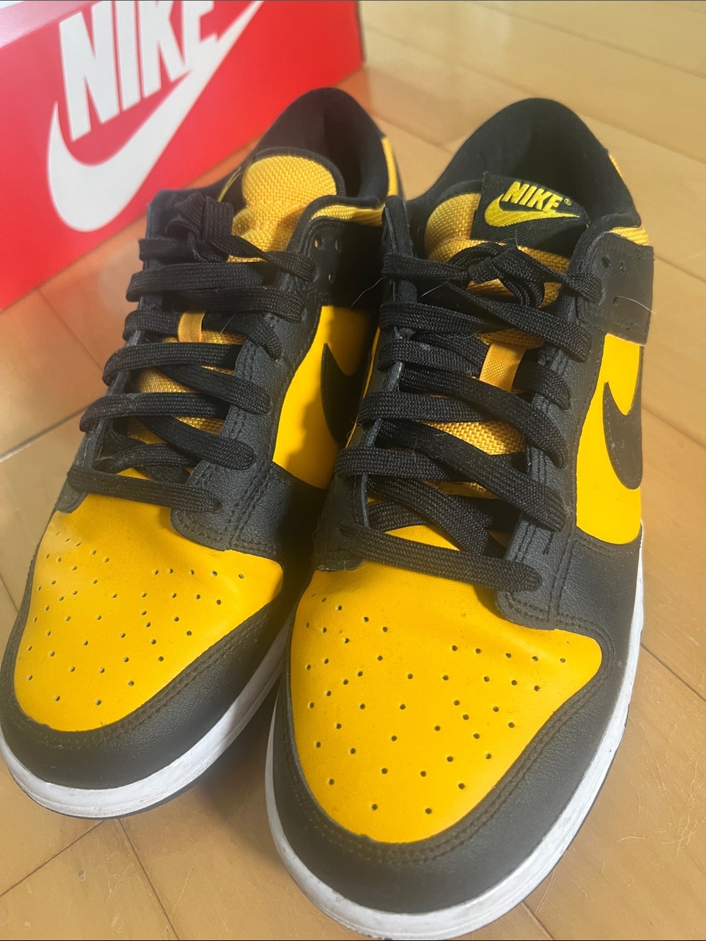 Nike Low-Top Sneakers in Black and Yellow - Picture 4 of 4